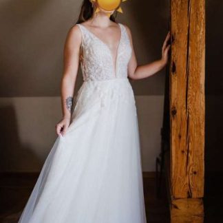 Foto Model mit Brautkleid Aurora
